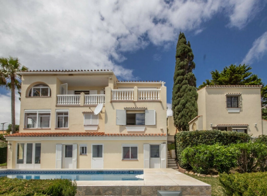 Resale - House -
Estepona