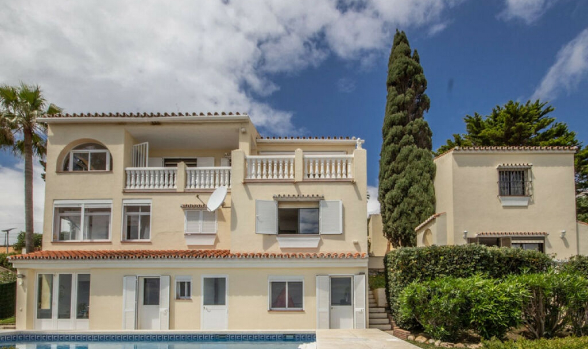 Resale - House -
Estepona