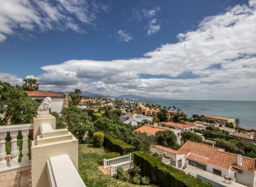 Resale - House -
Estepona