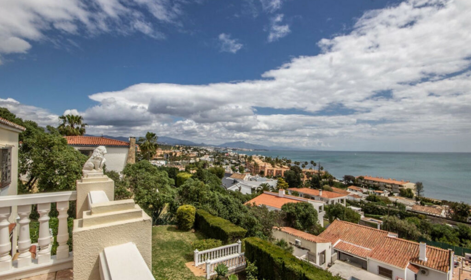 Resale - House -
Estepona