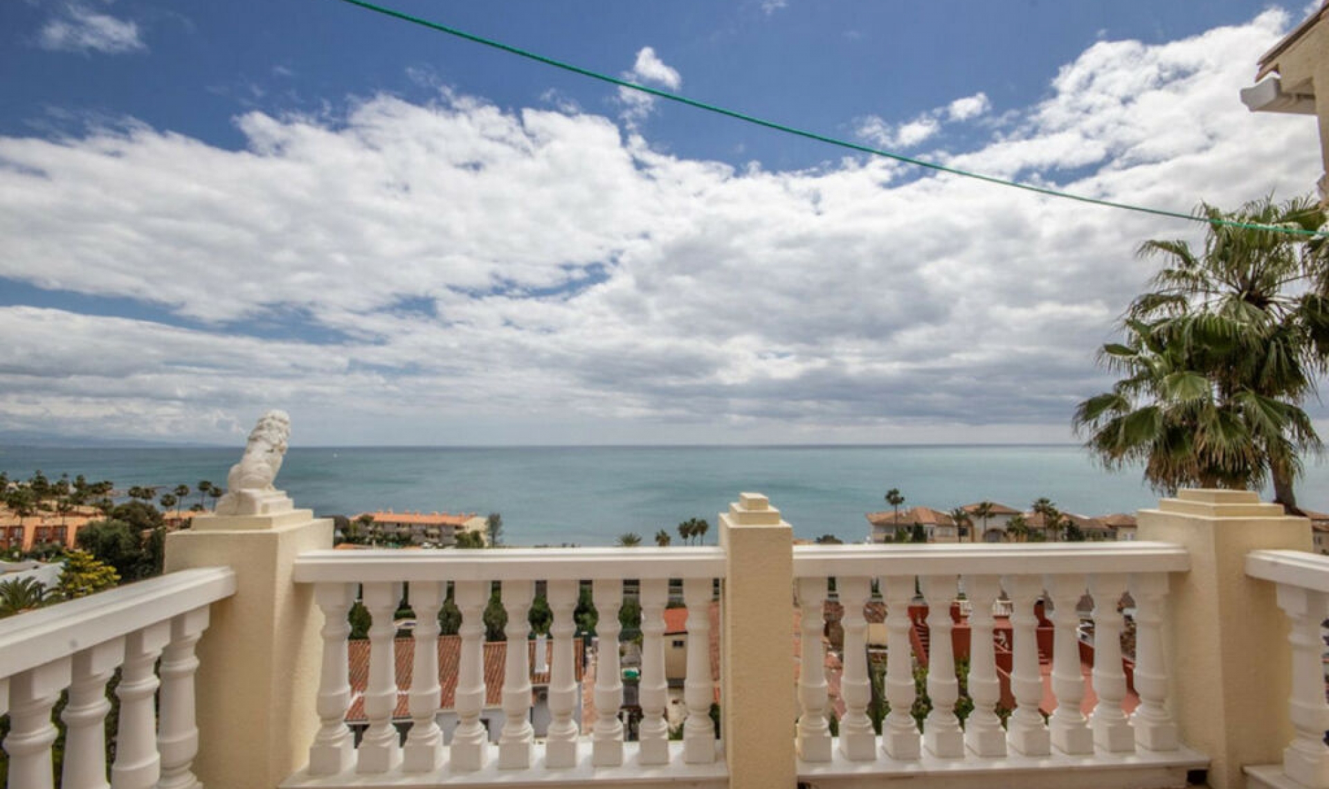 Resale - House -
Estepona