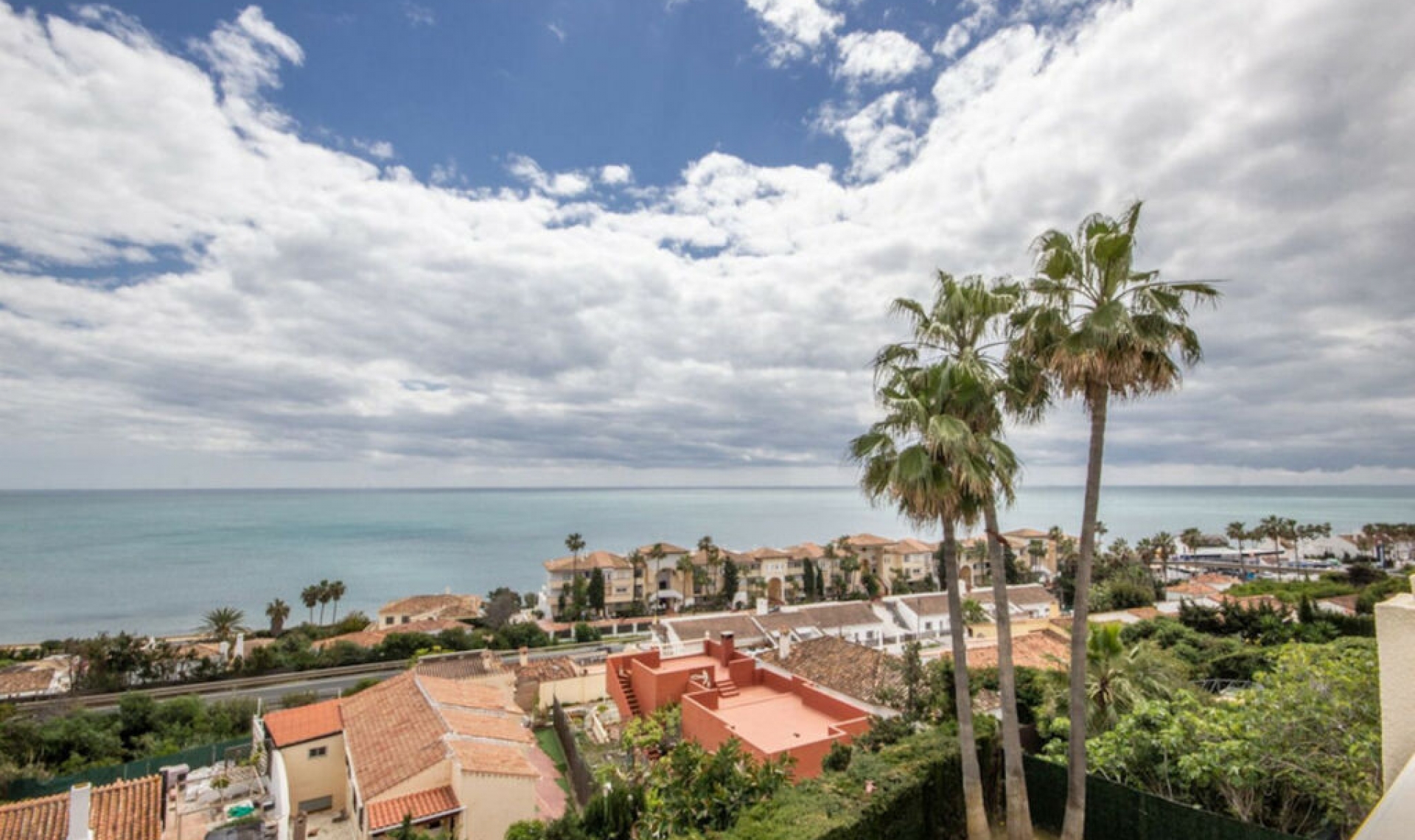 Resale - House -
Estepona