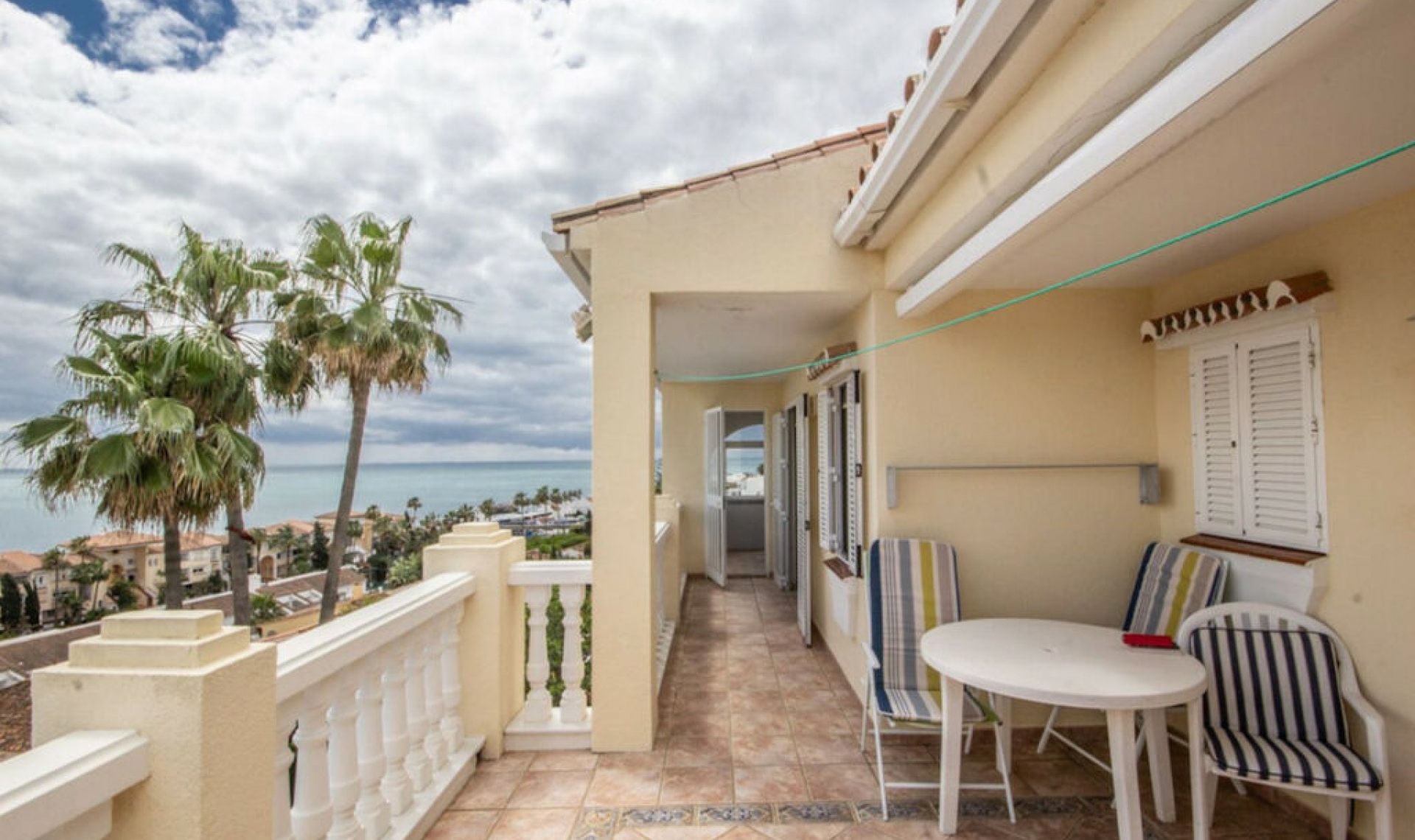 Resale - House -
Estepona