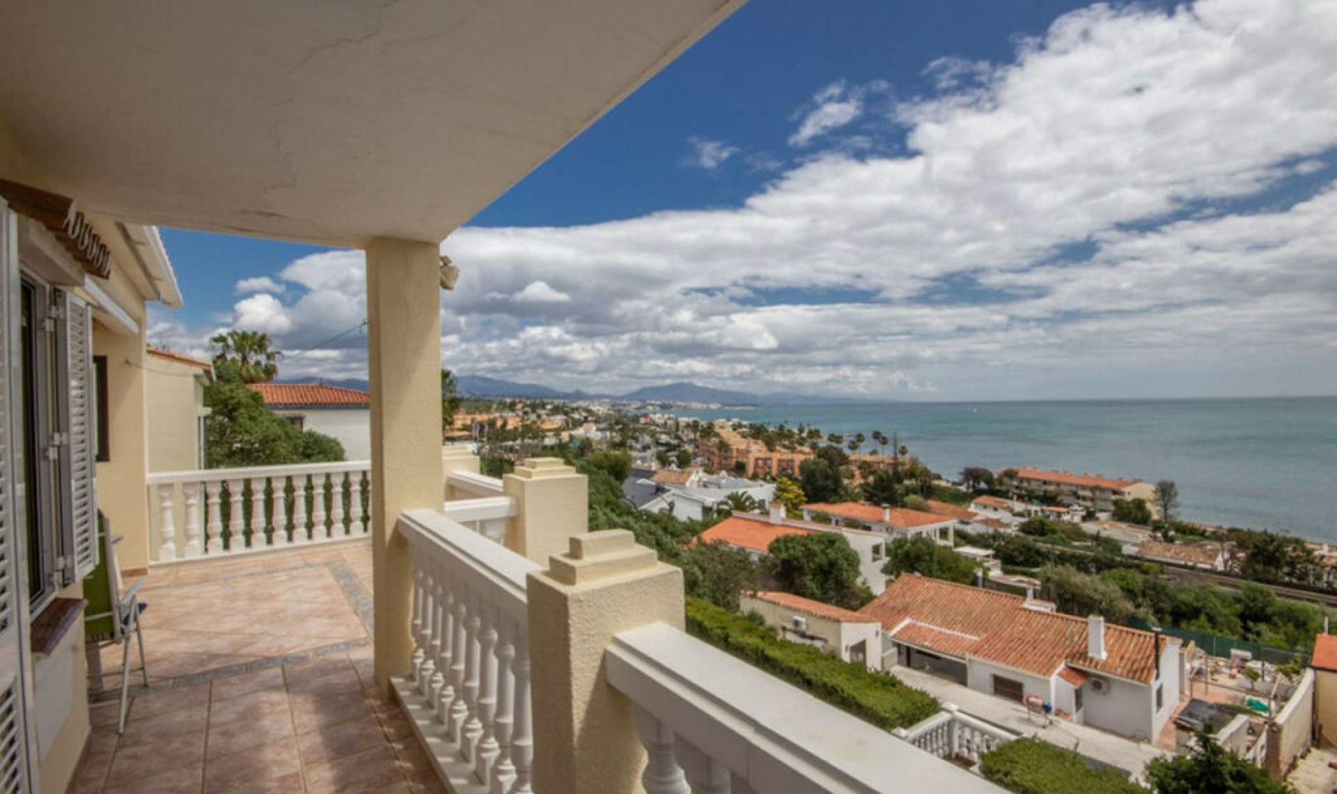 Resale - House -
Estepona