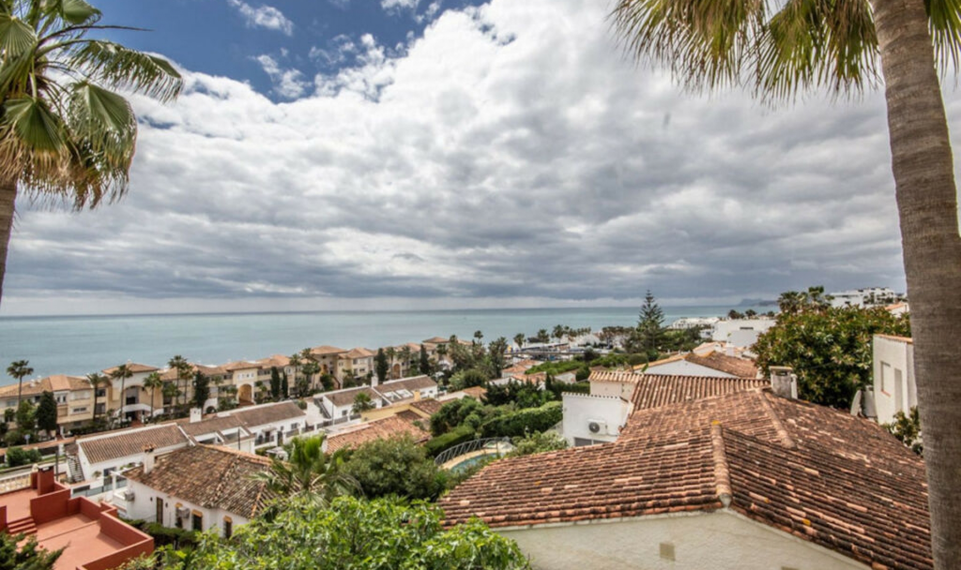 Resale - House -
Estepona