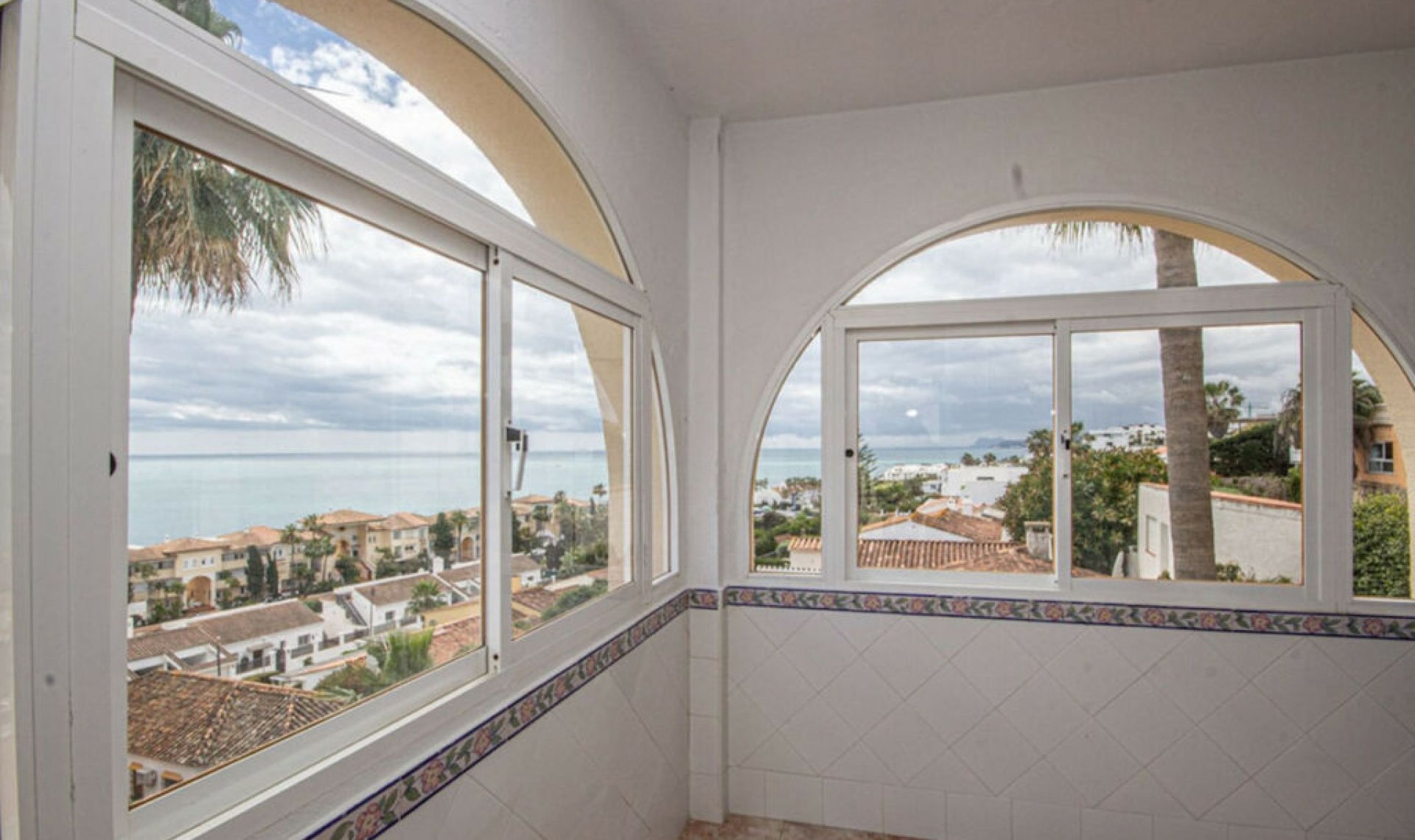 Resale - House -
Estepona