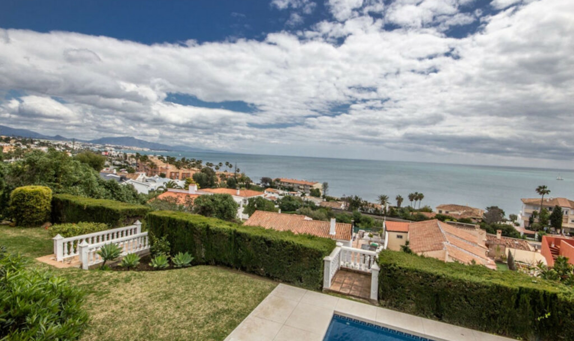 Resale - House -
Estepona