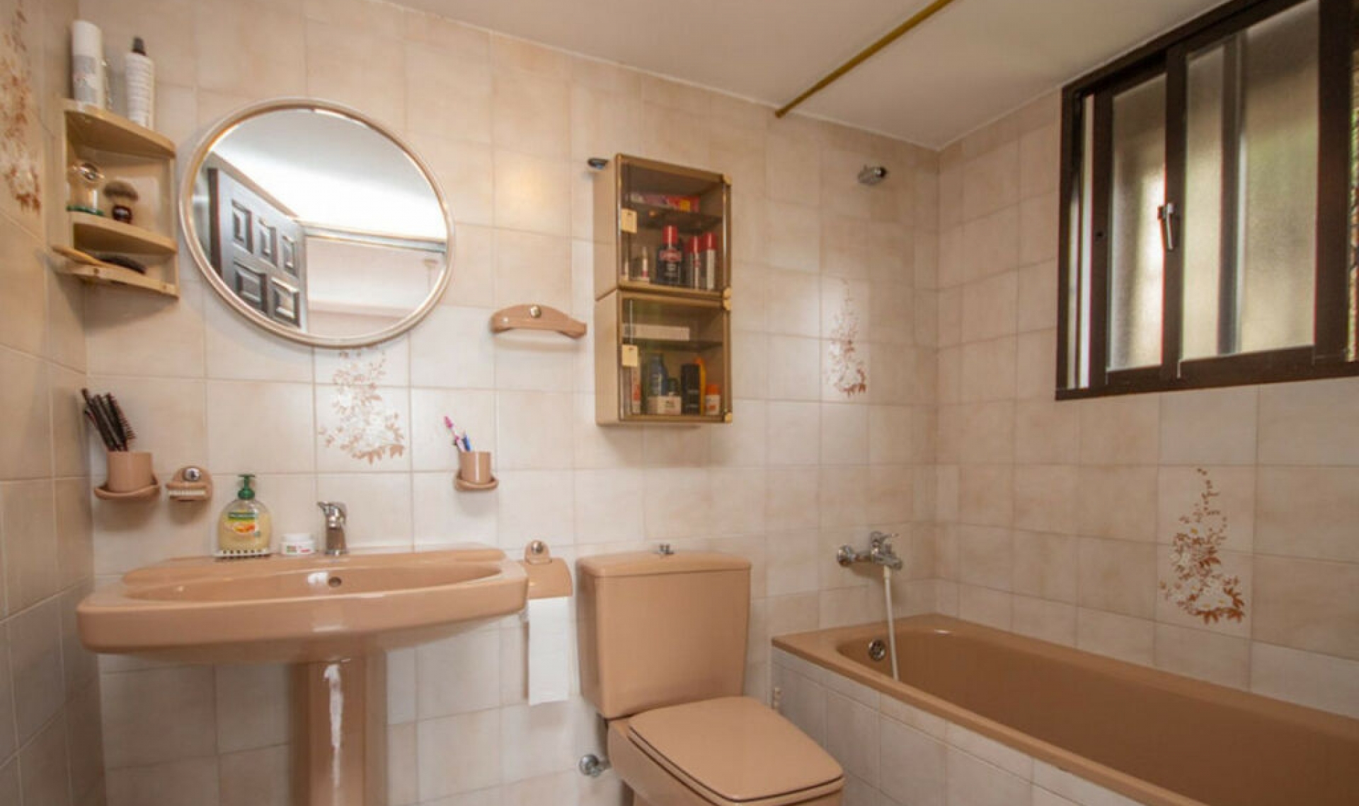 Resale - House -
Estepona