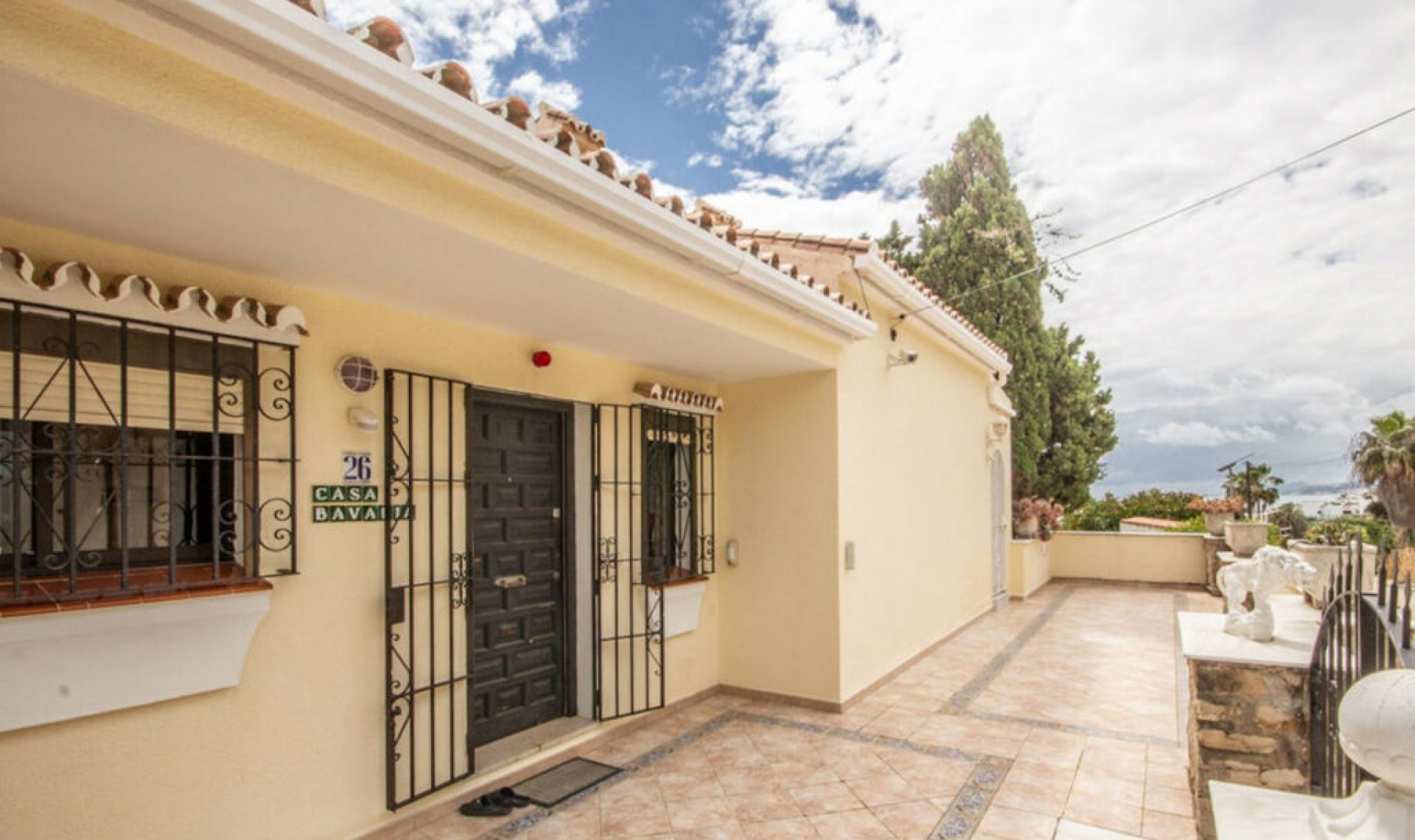 Resale - House -
Estepona