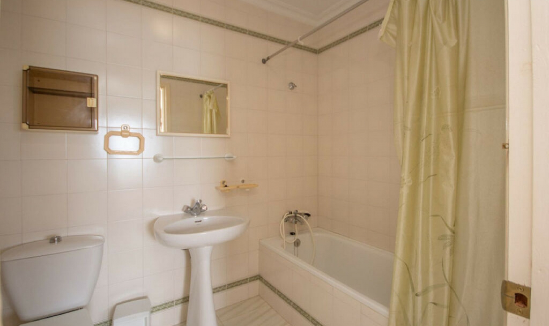 Resale - House -
Estepona