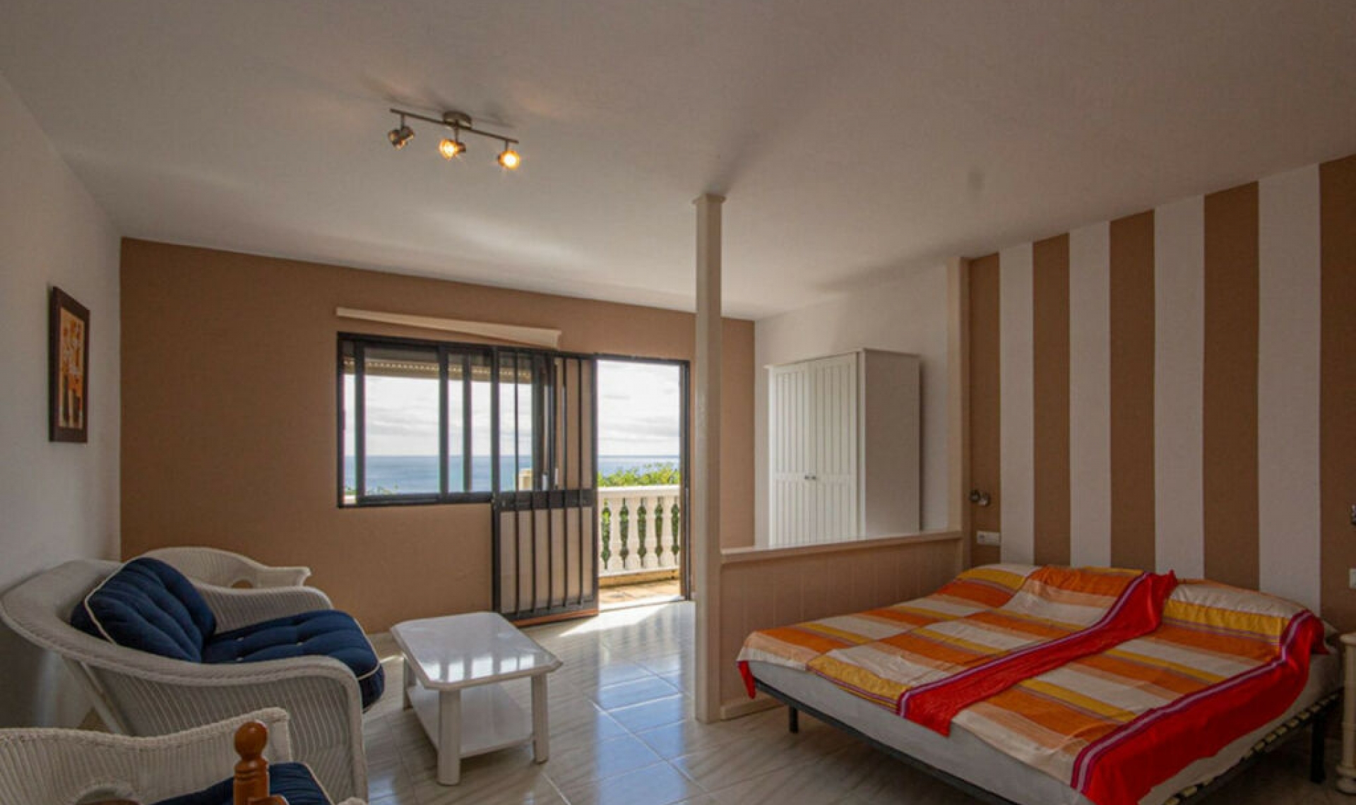 Resale - House -
Estepona