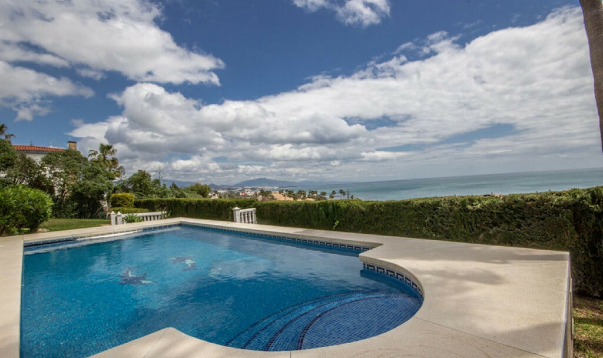 Resale - House -
Estepona
