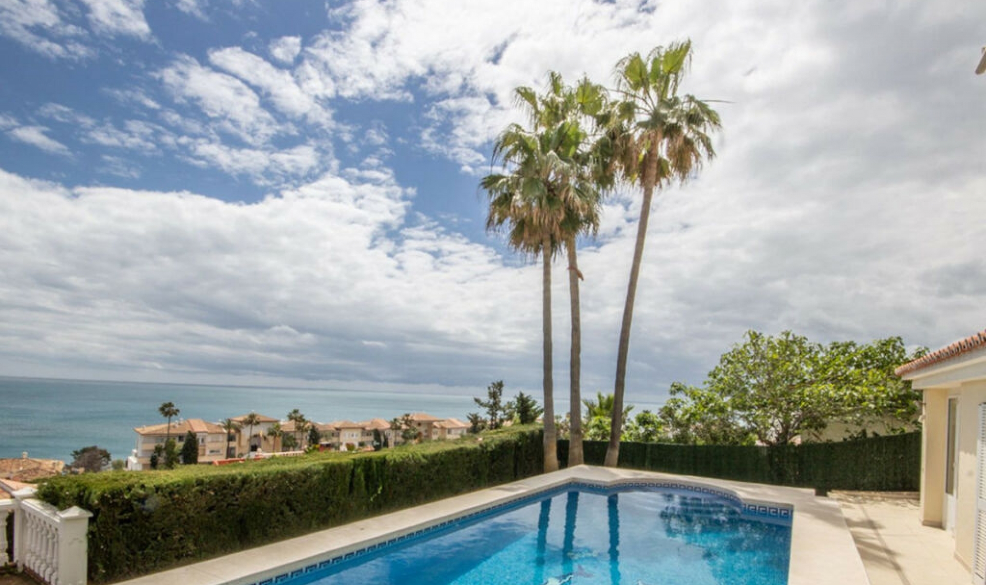 Resale - House -
Estepona