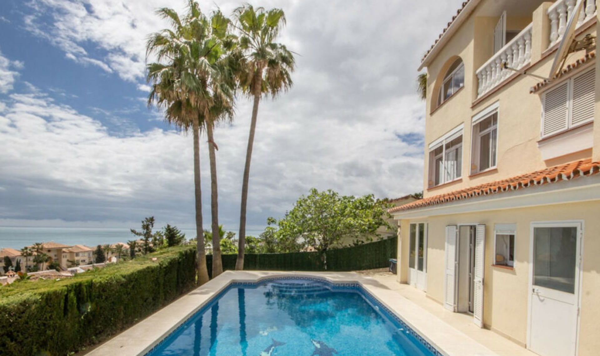Resale - House -
Estepona