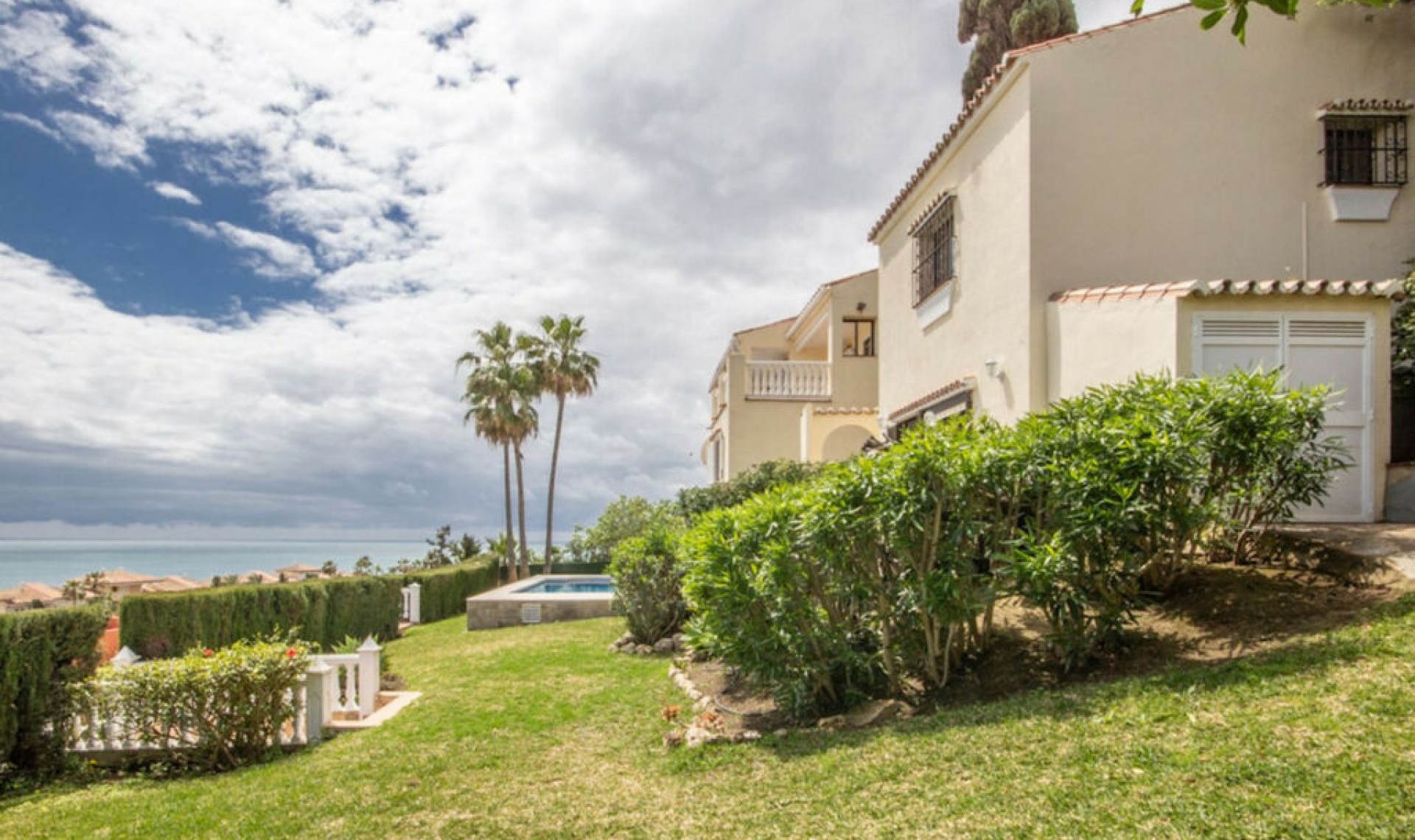 Resale - House -
Estepona