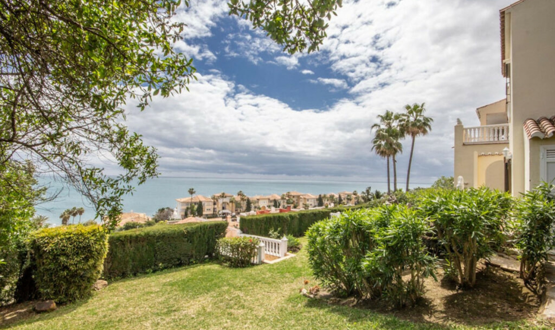 Resale - House -
Estepona