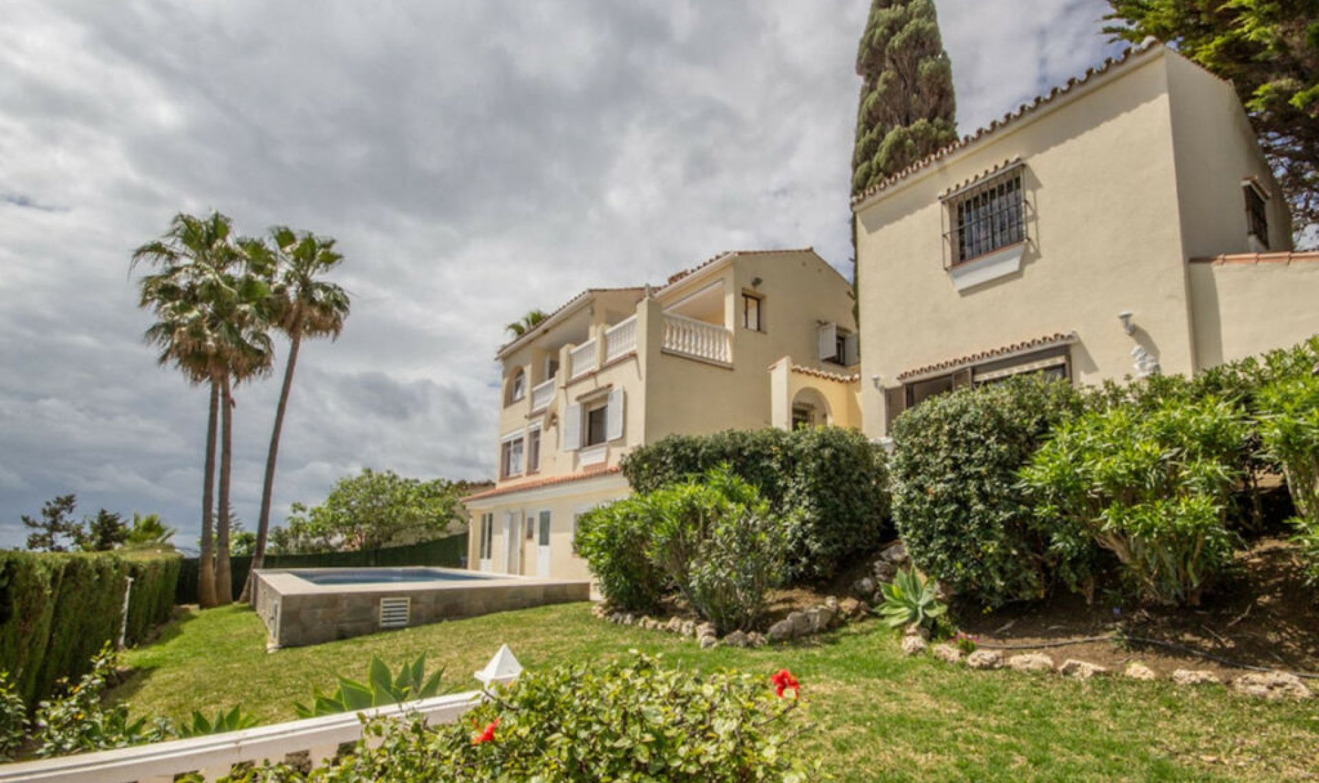 Resale - House -
Estepona