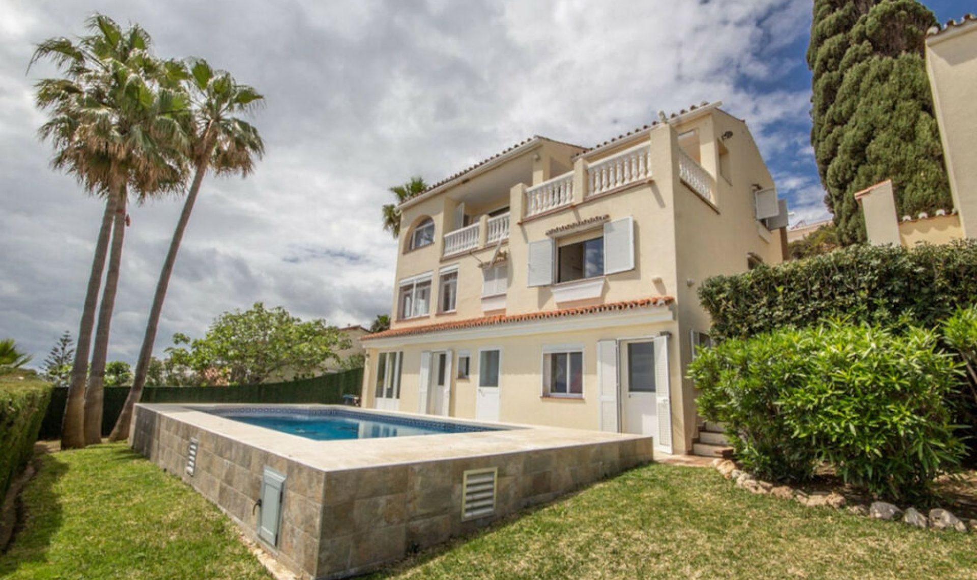 Resale - House -
Estepona