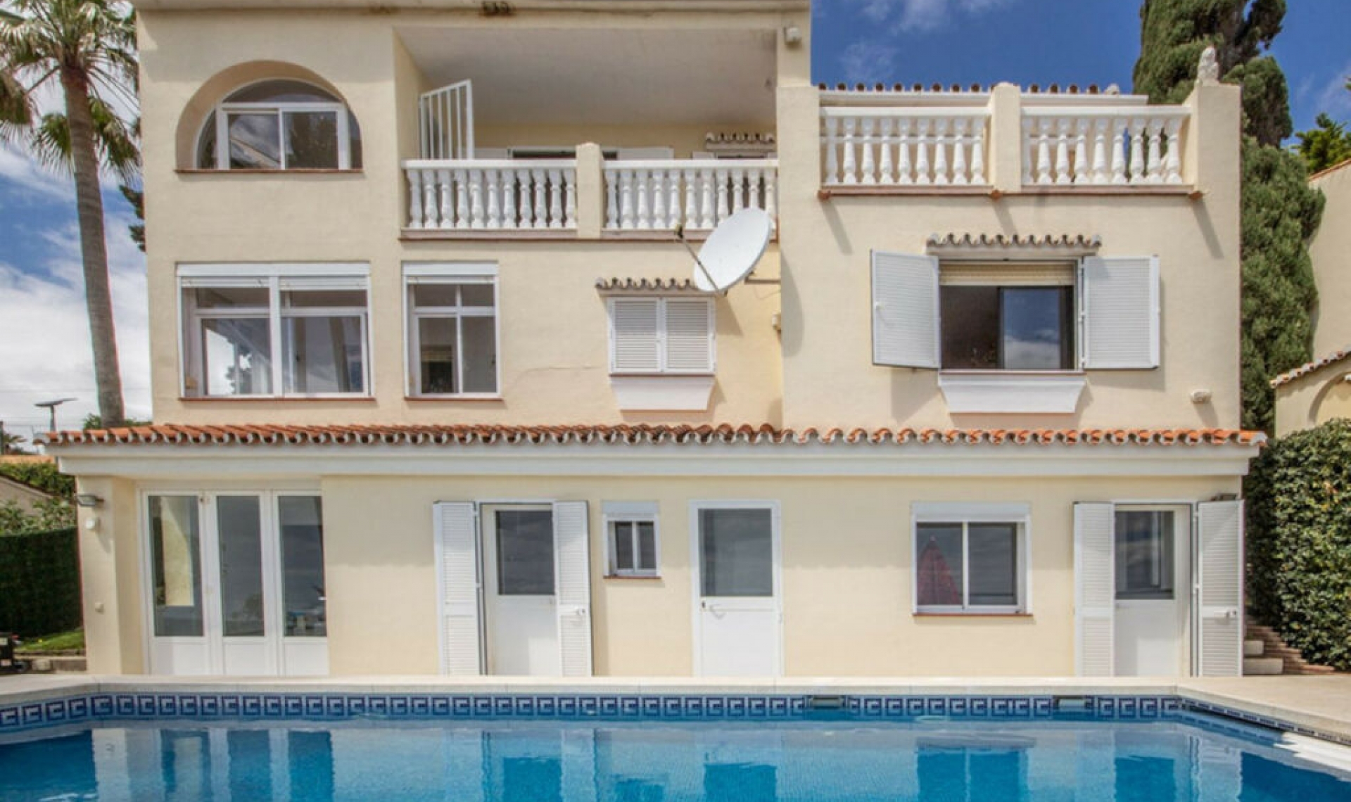 Resale - House -
Estepona