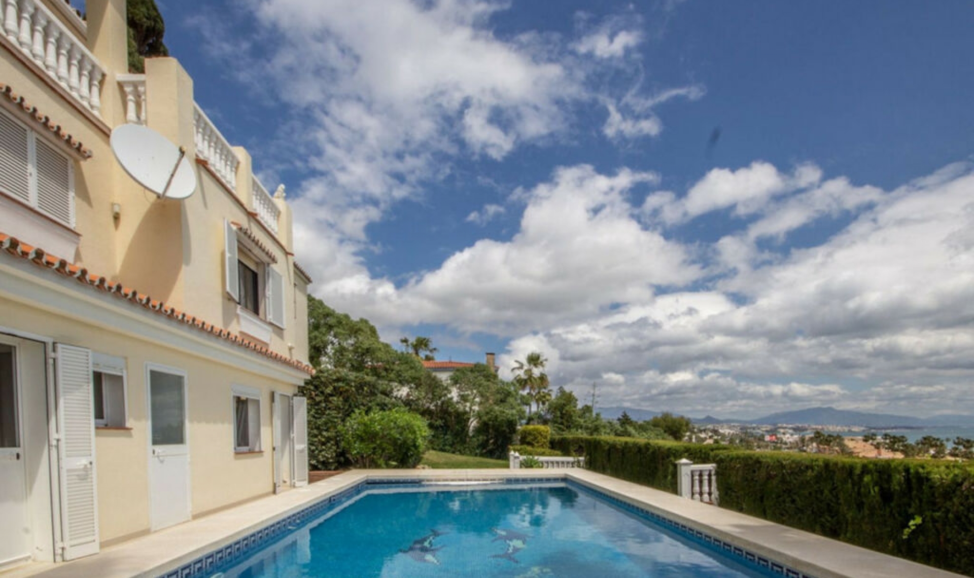 Resale - House -
Estepona