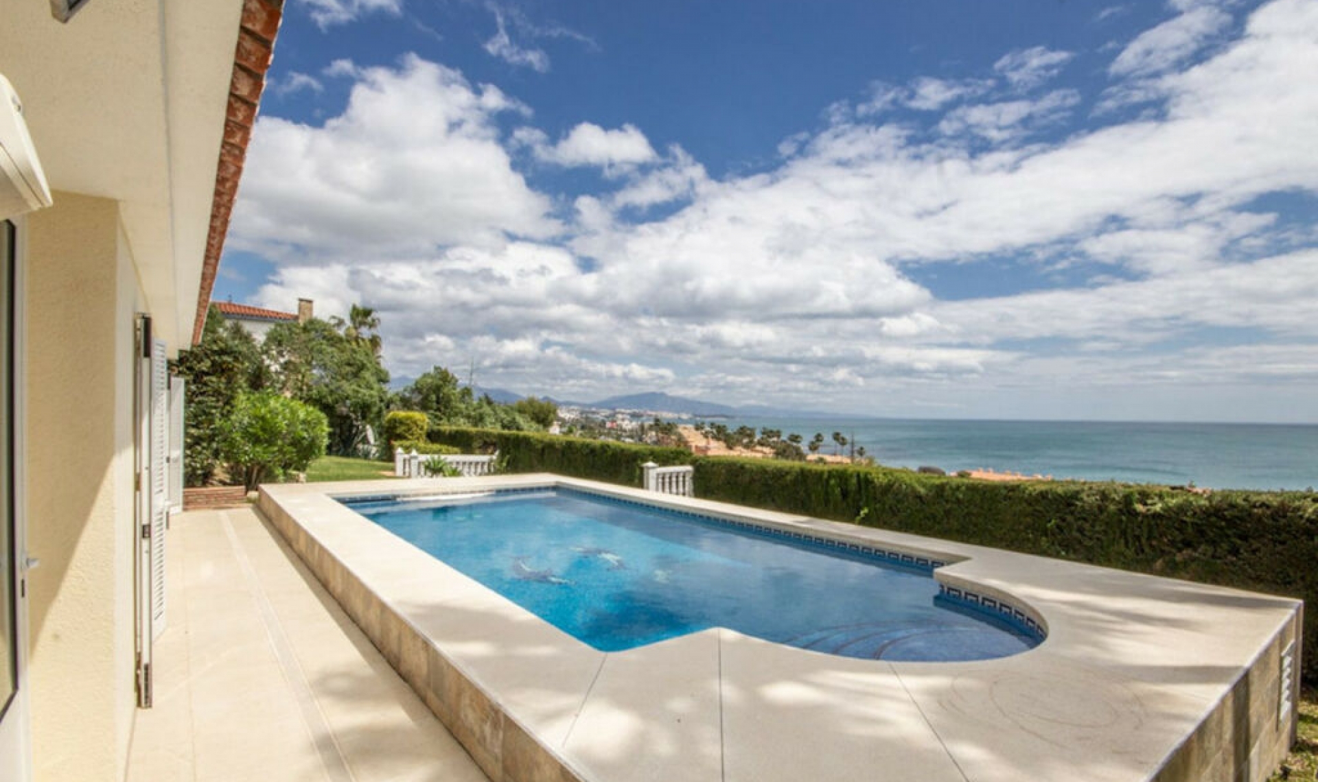 Resale - House -
Estepona