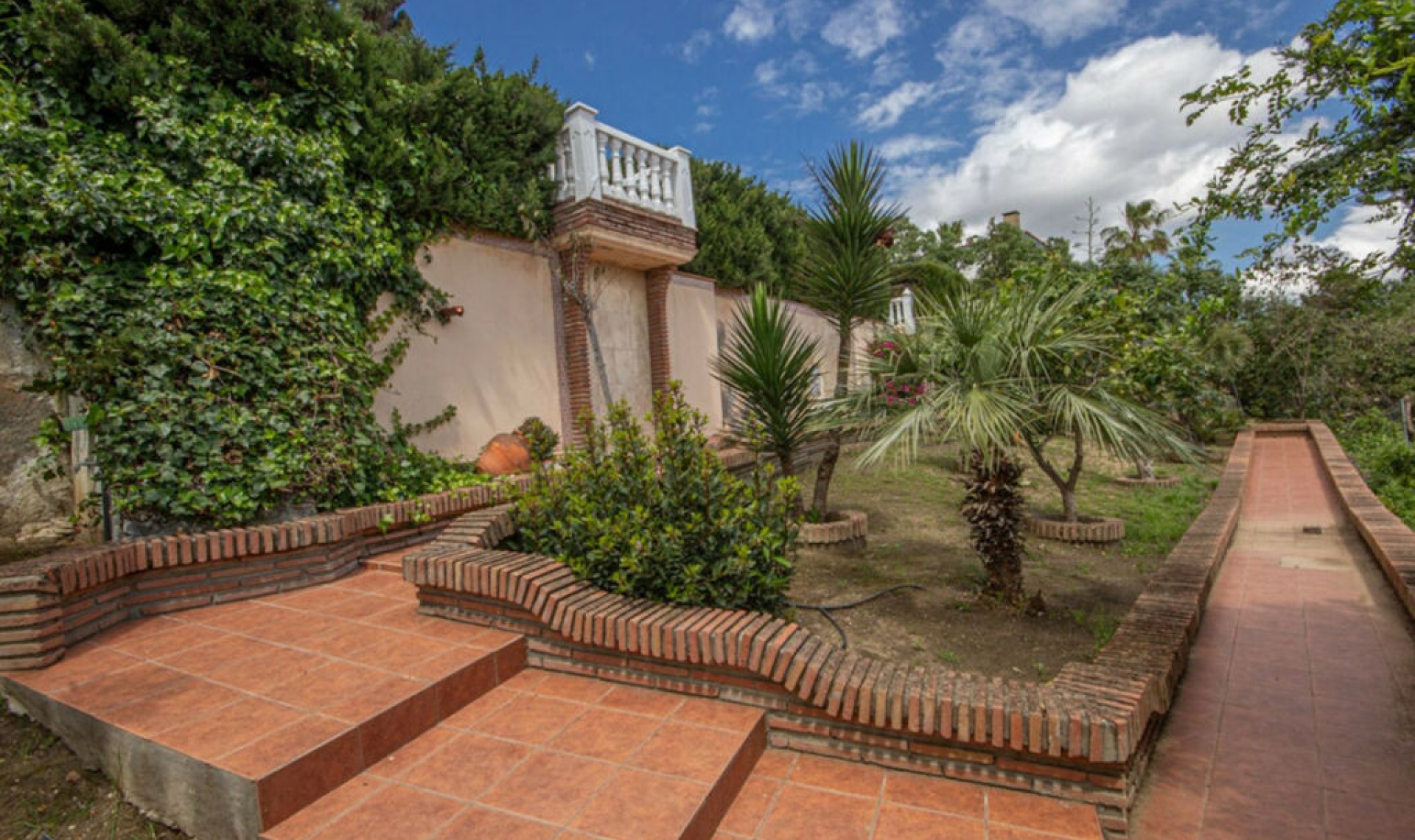 Resale - House -
Estepona