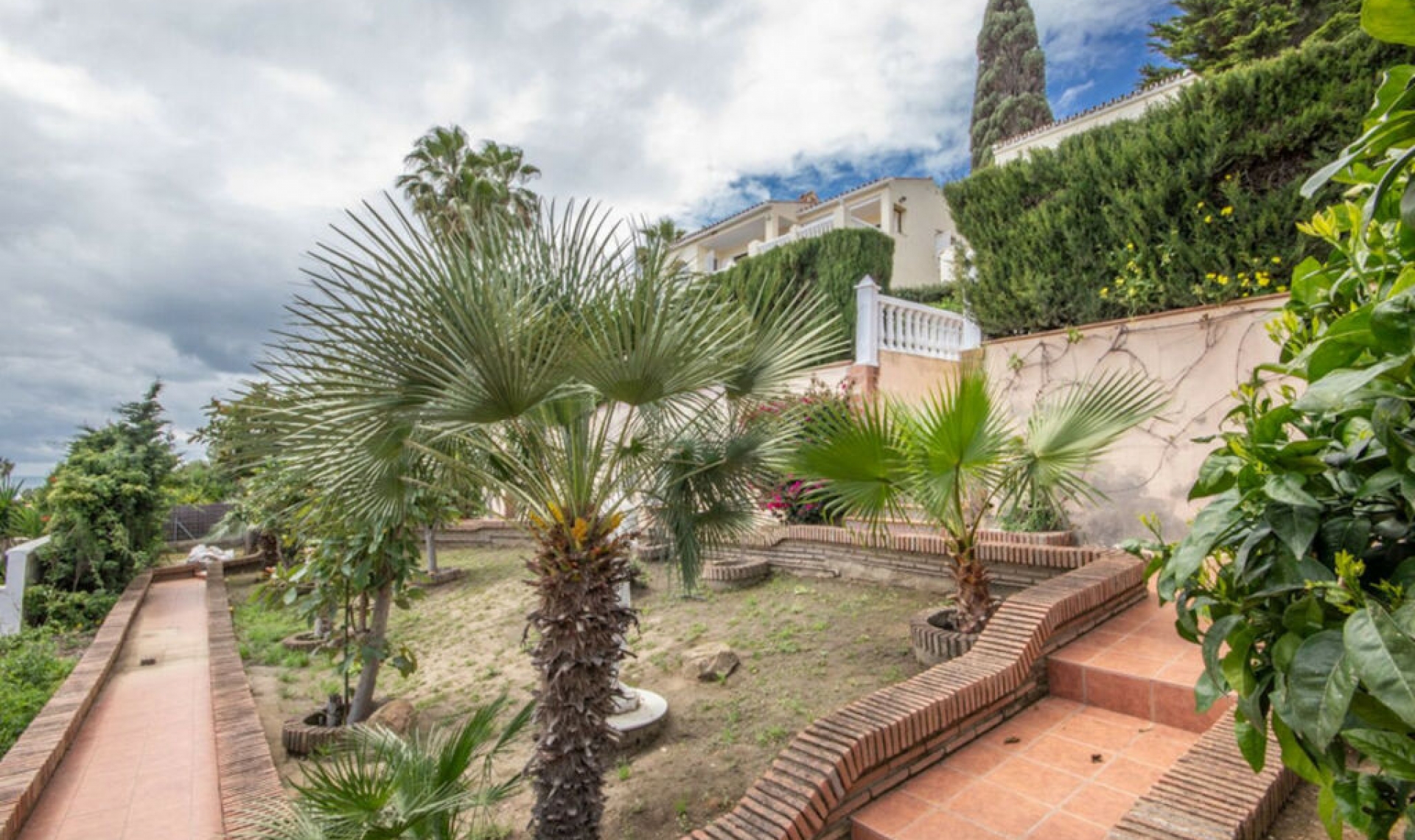 Resale - House -
Estepona