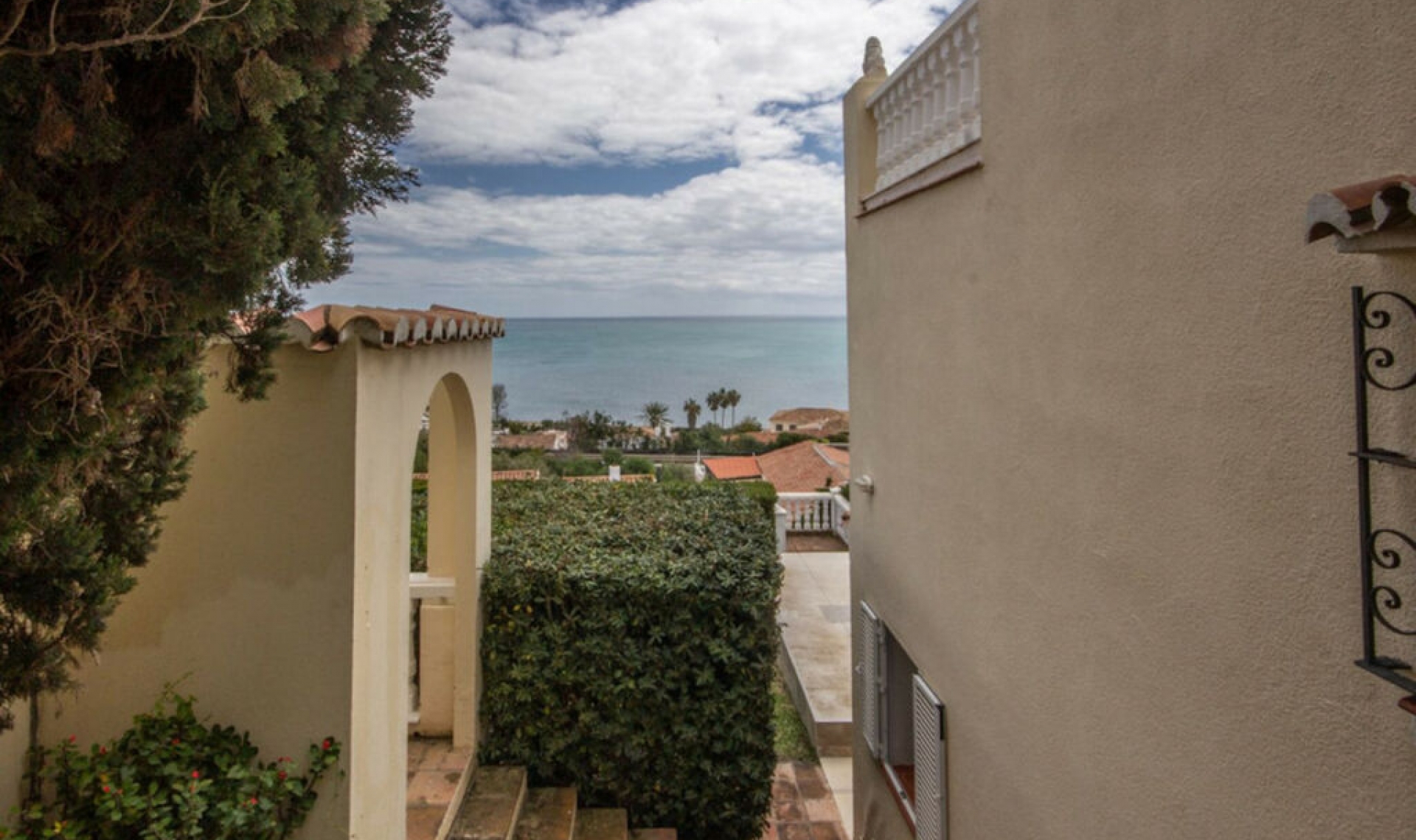 Resale - House -
Estepona