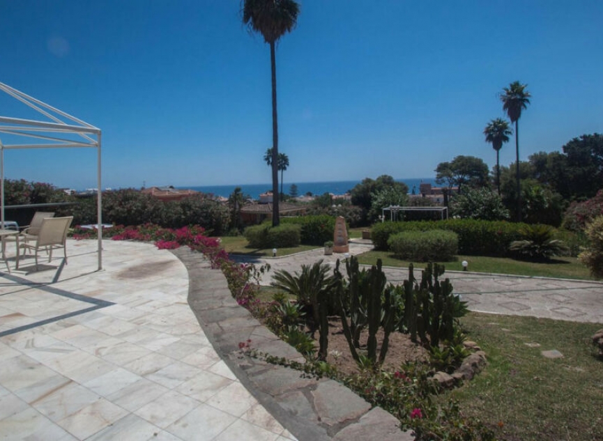 Resale - House -
Estepona