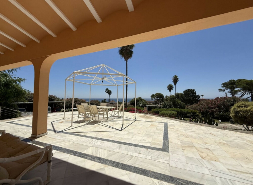 Resale - House -
Estepona