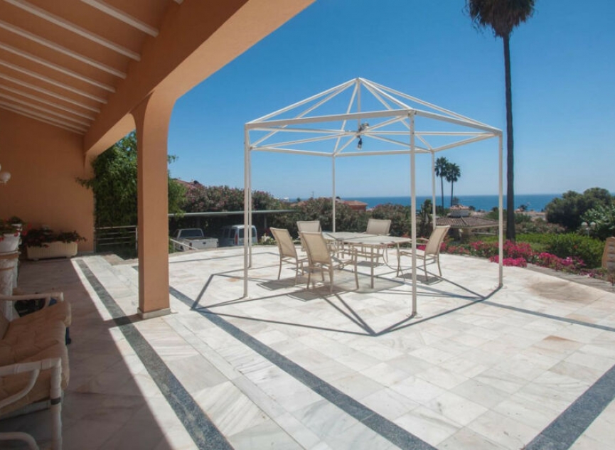 Resale - House -
Estepona