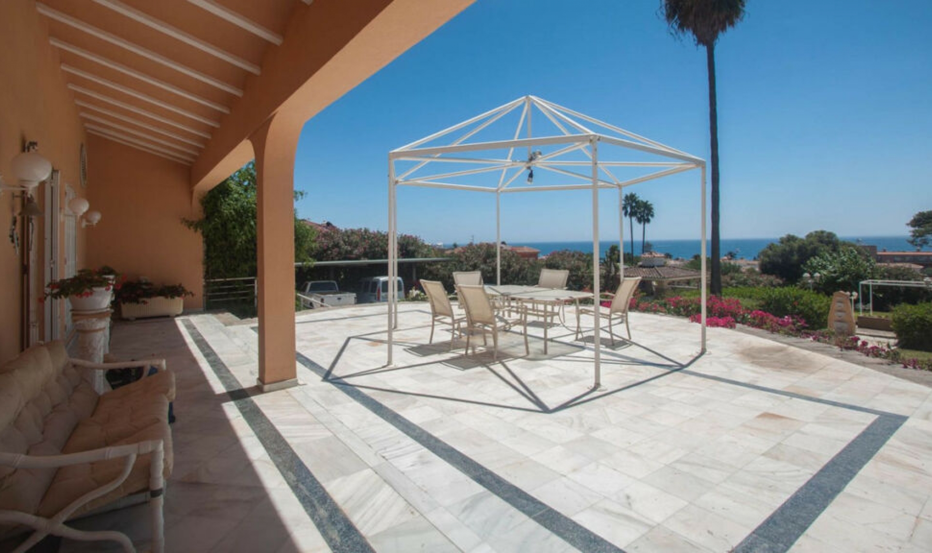 Resale - House -
Estepona