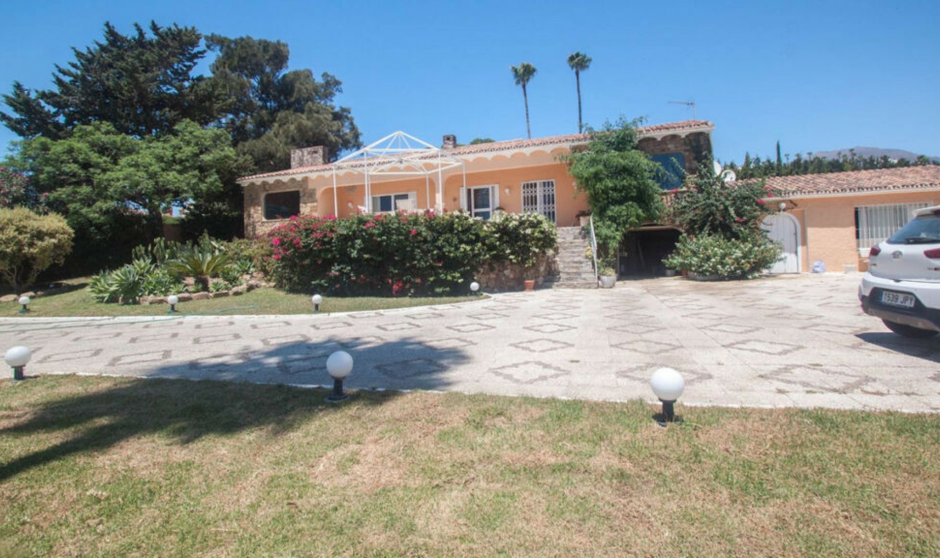 Resale - House -
Estepona