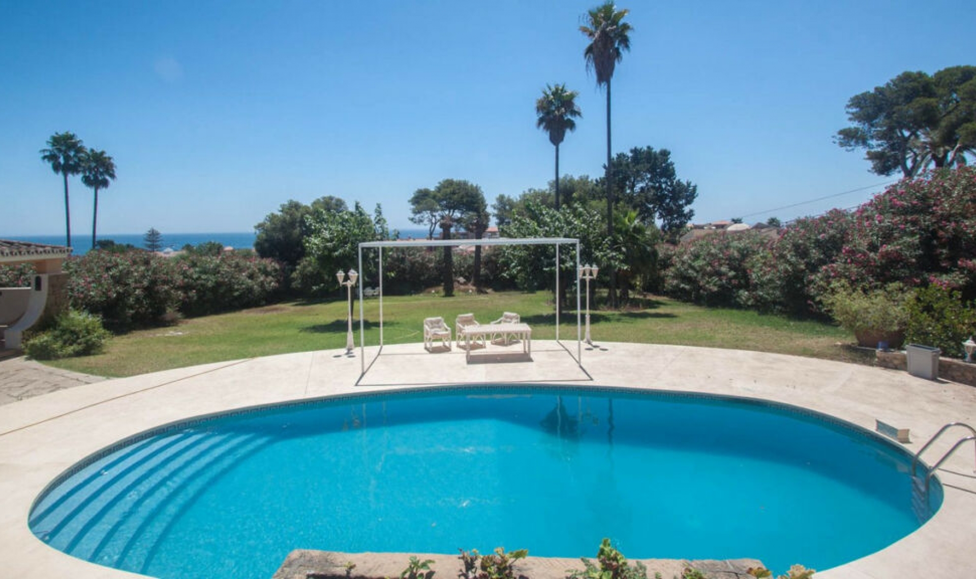 Resale - House -
Estepona