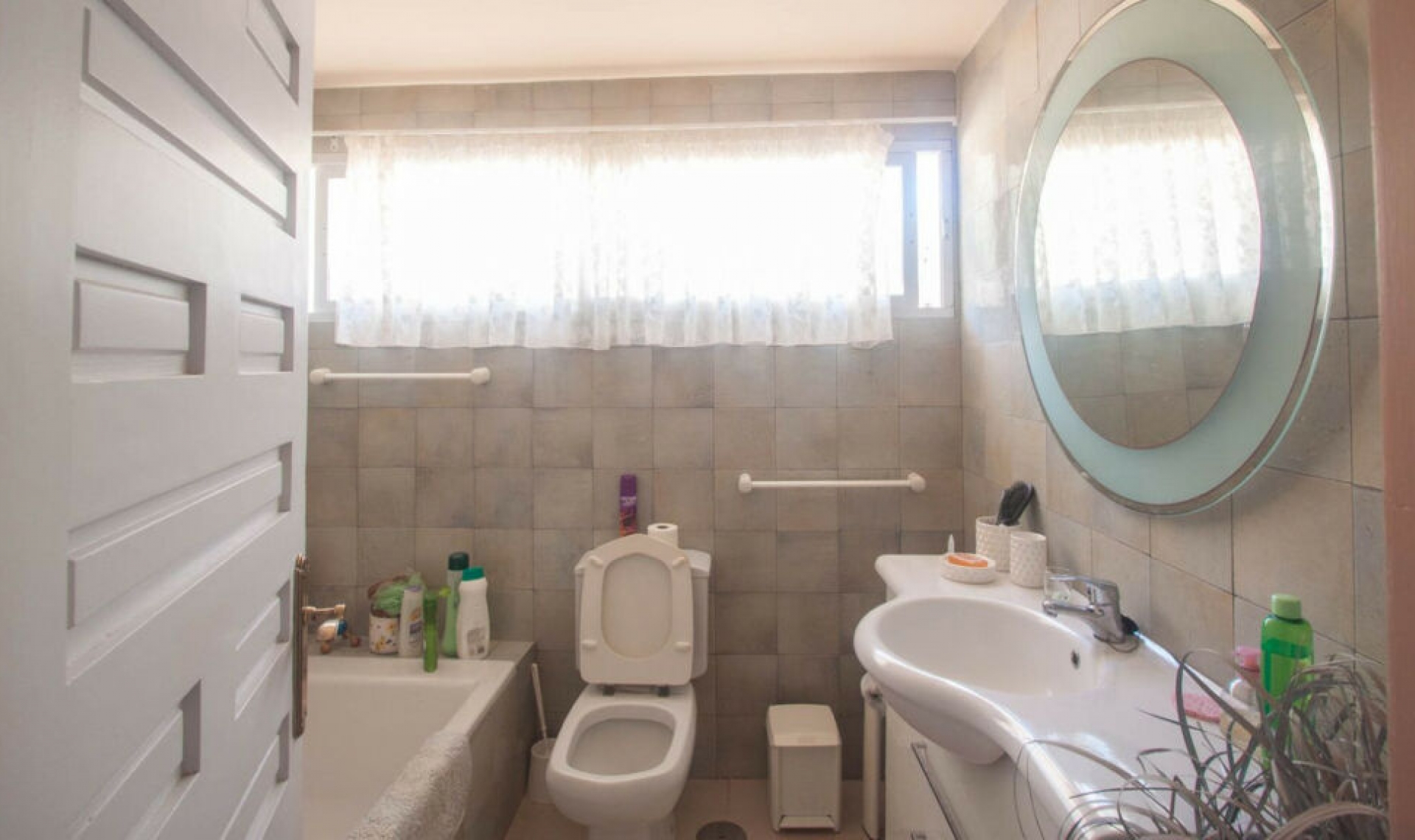 Resale - House -
Estepona