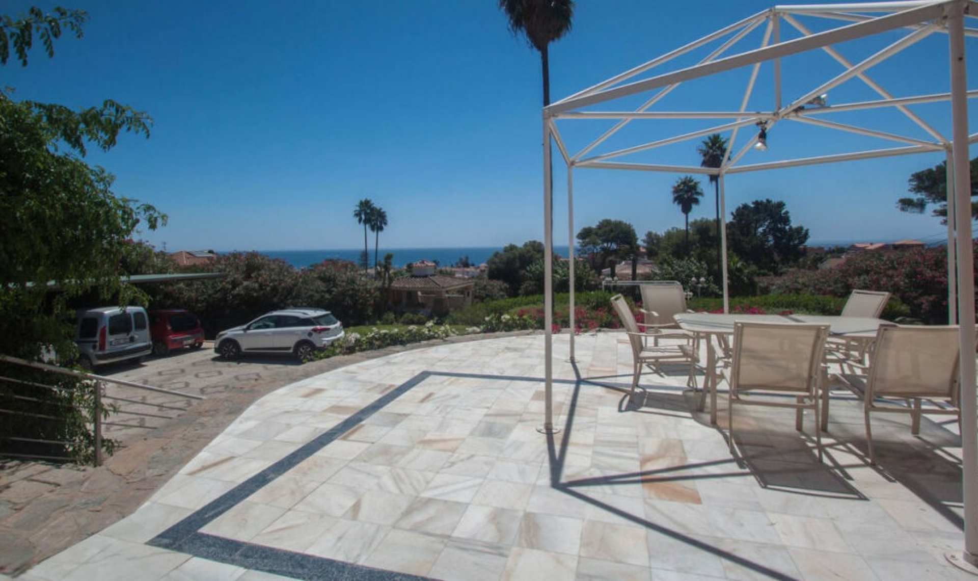 Resale - House -
Estepona