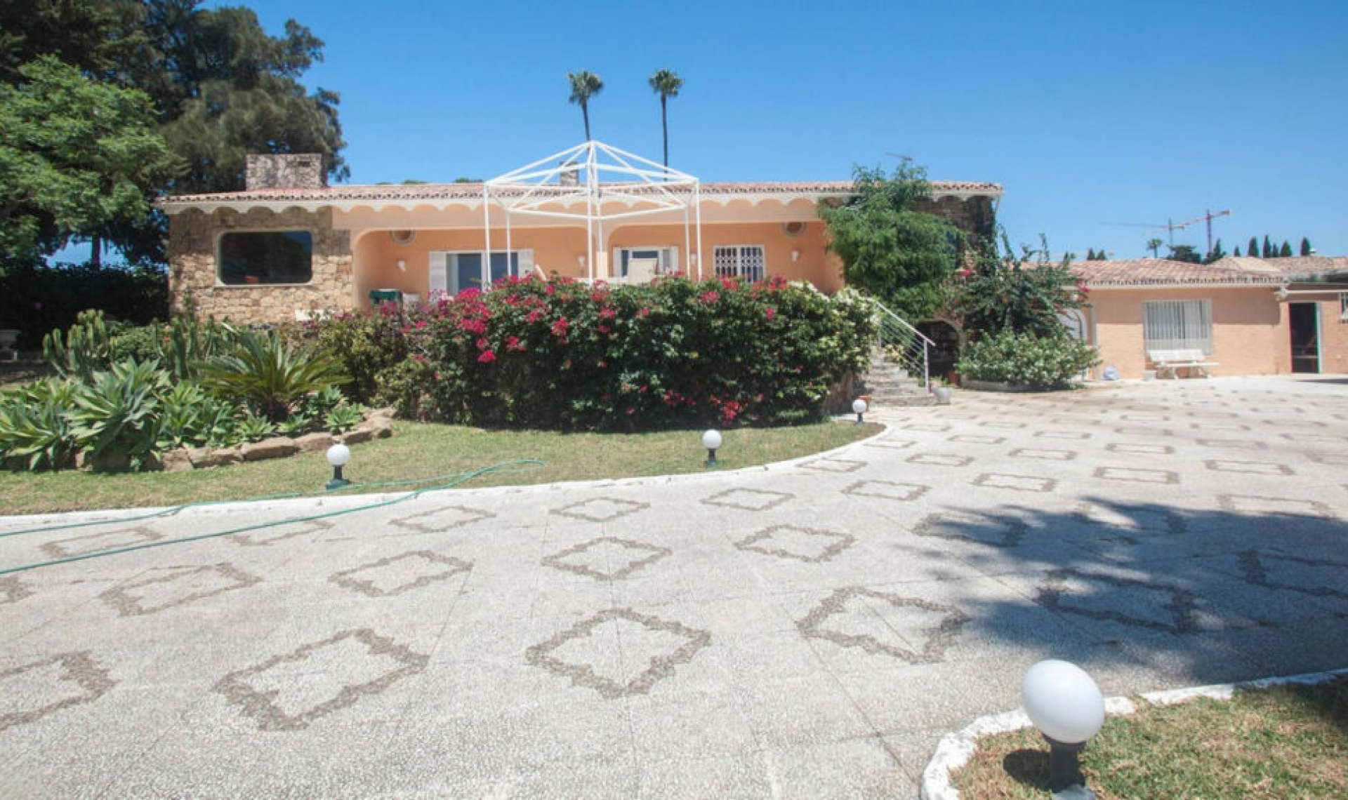 Resale - House -
Estepona