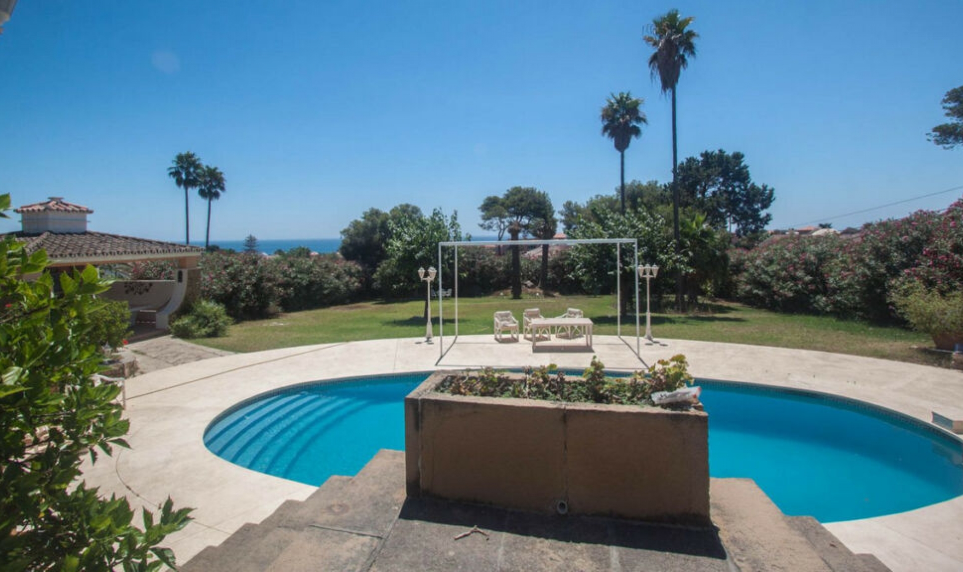 Resale - House -
Estepona