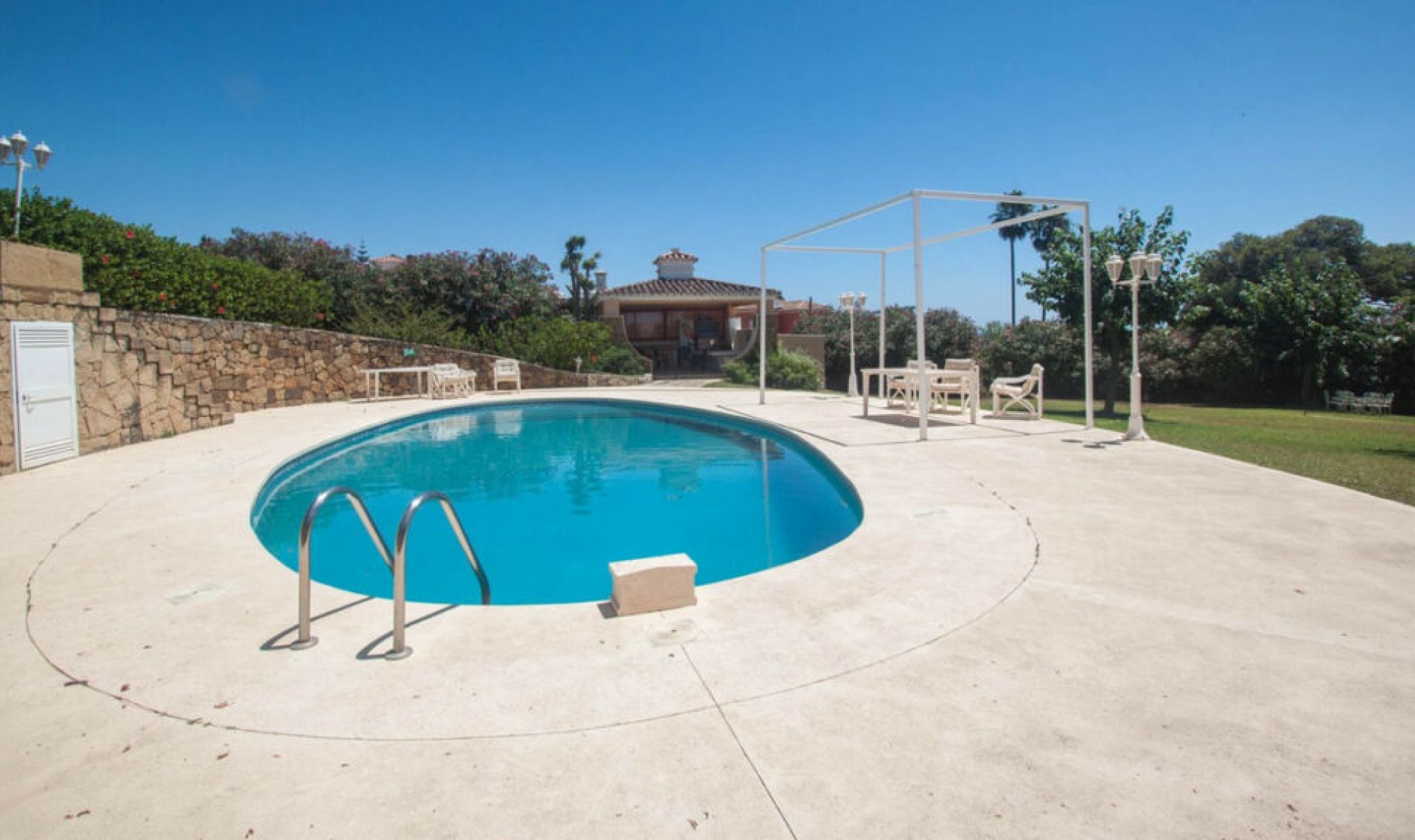 Resale - House -
Estepona