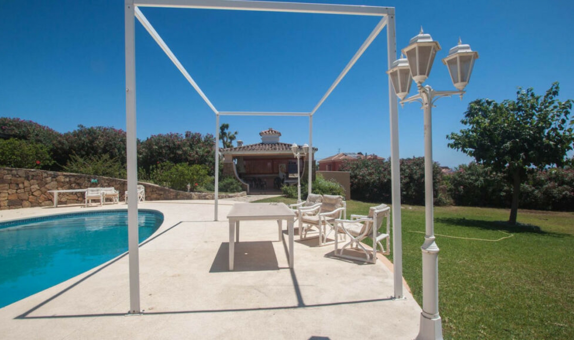 Resale - House -
Estepona