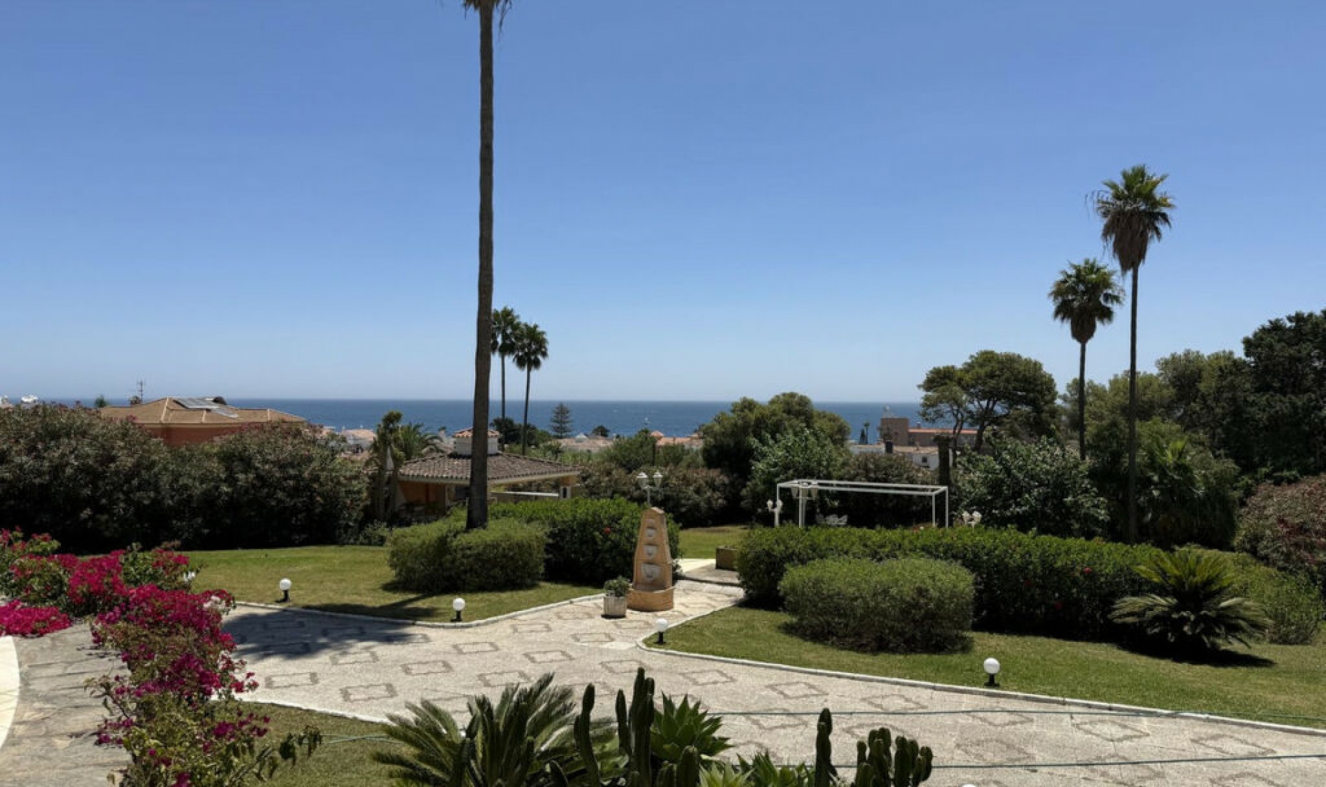 Resale - House -
Estepona