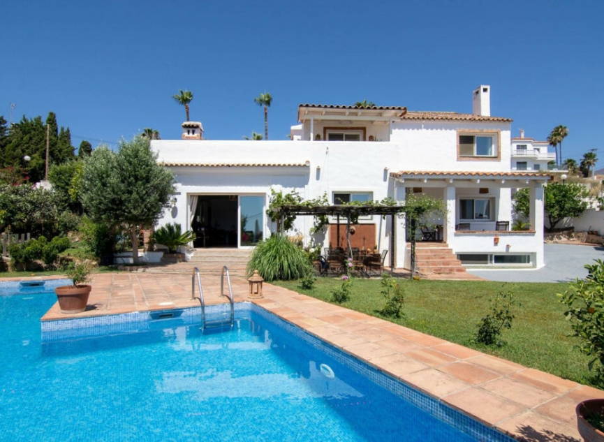 Resale - House -
Estepona