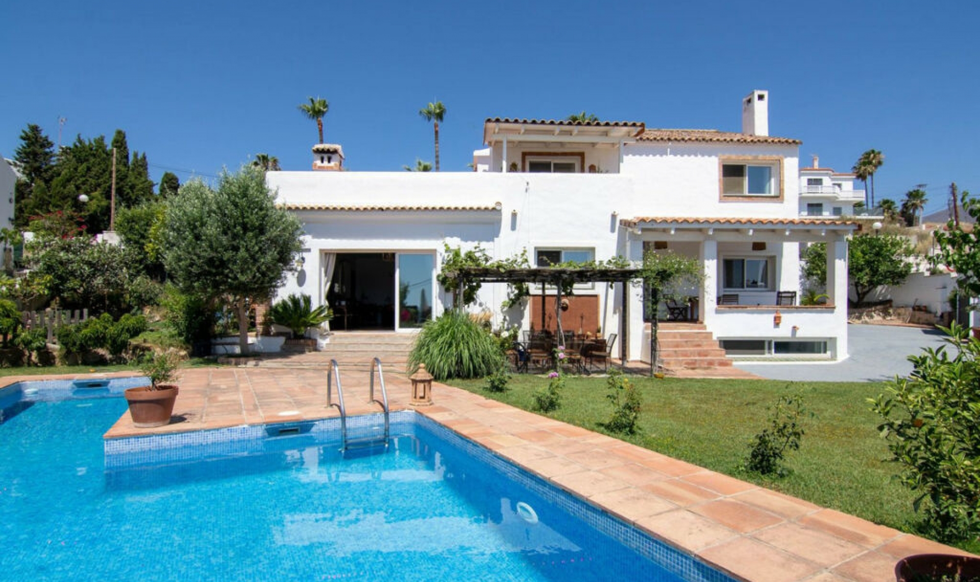 Resale - House -
Estepona