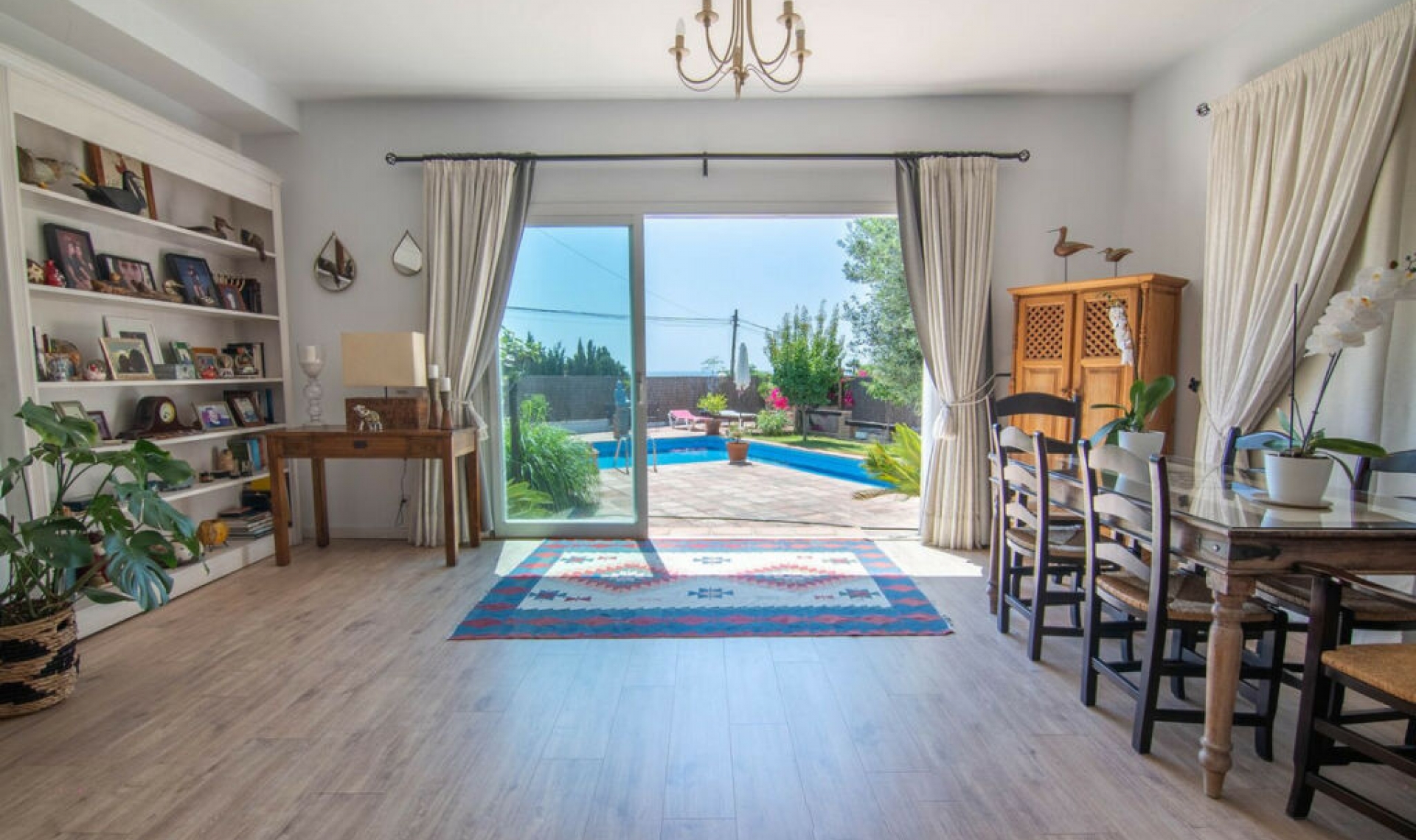 Resale - House -
Estepona