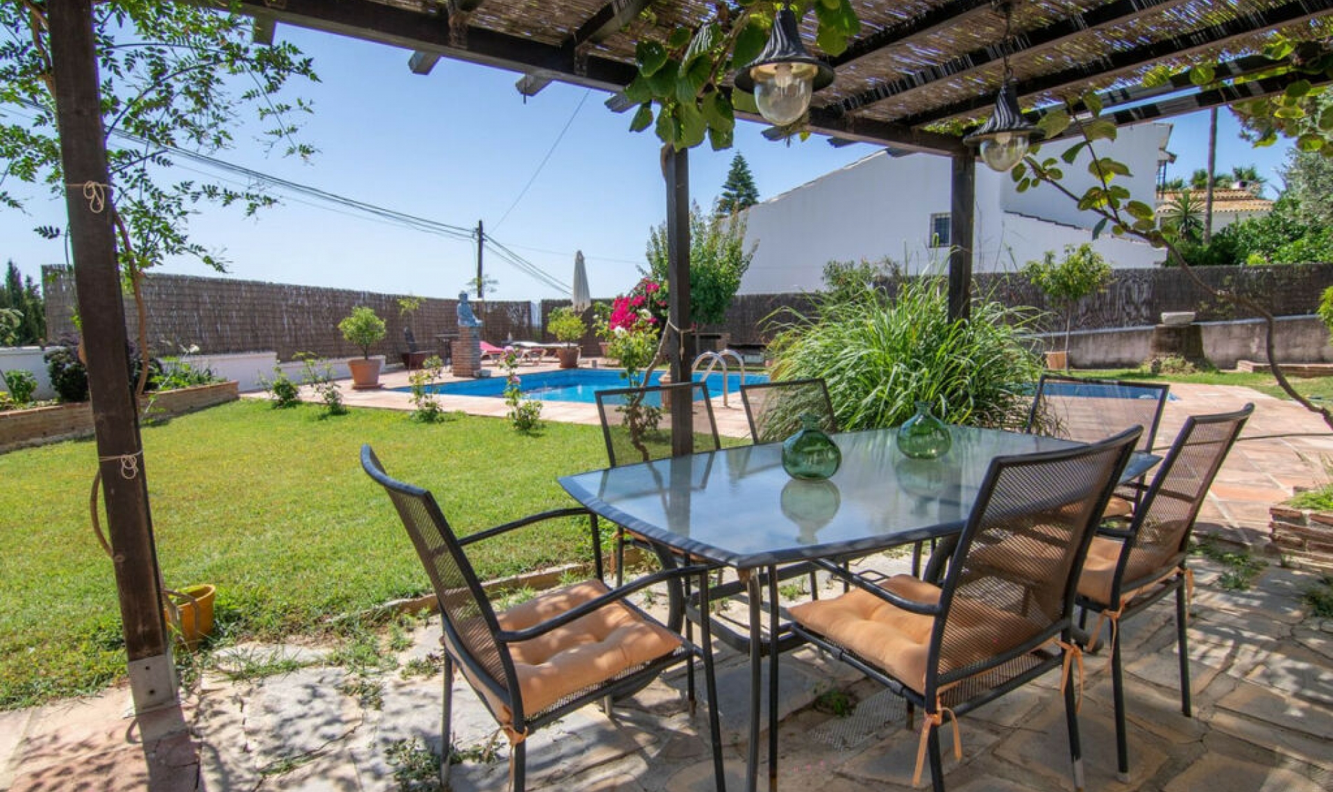 Resale - House -
Estepona