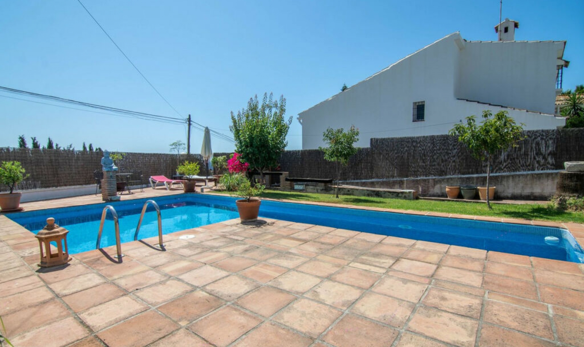Resale - House -
Estepona
