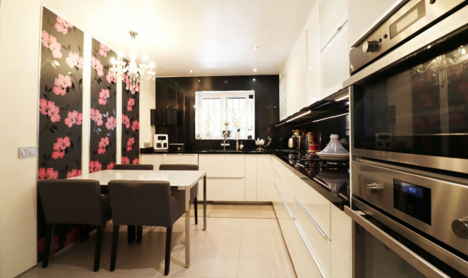 Resale - House -
Estepona