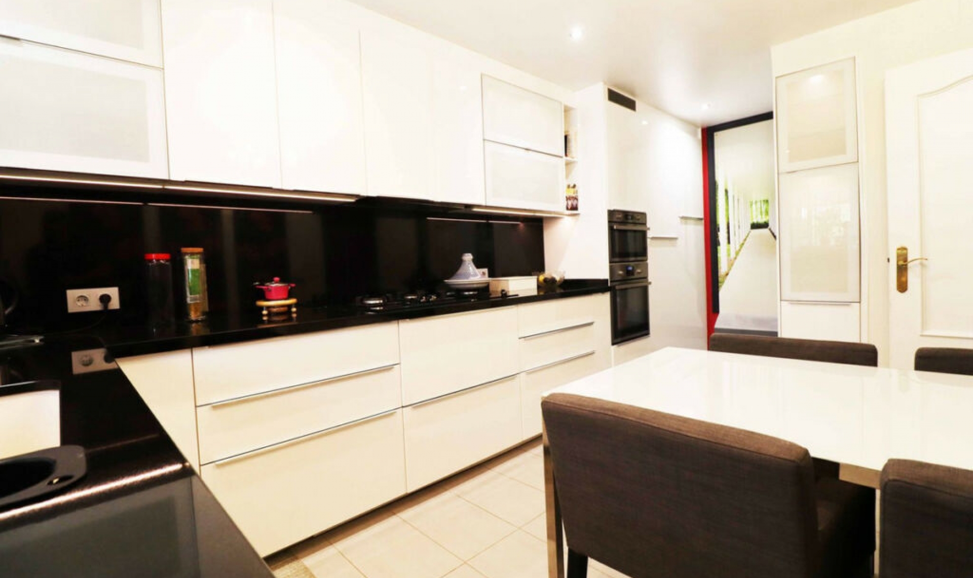 Resale - House -
Estepona