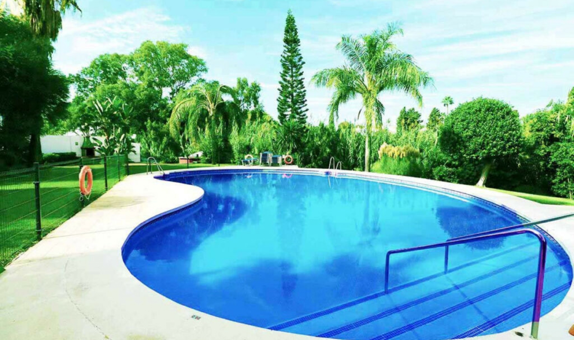 Resale - House -
Estepona