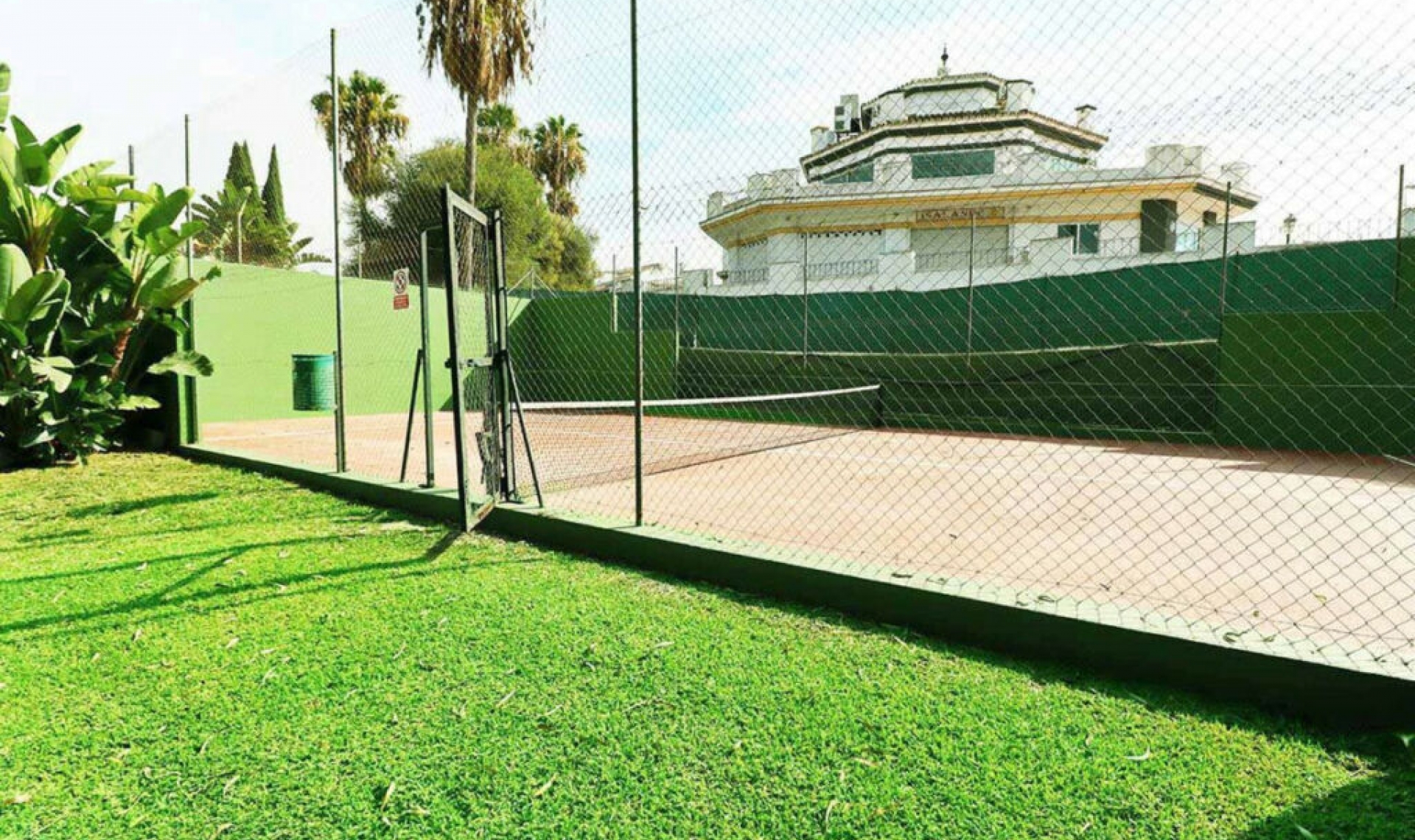 Resale - House -
Estepona